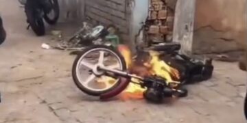 Revoltado após abordagem, motoboy incendeia a própria moto