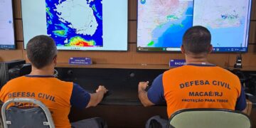 Defesa Civil alerta para ressaca no mar com ondas de até 3 metros