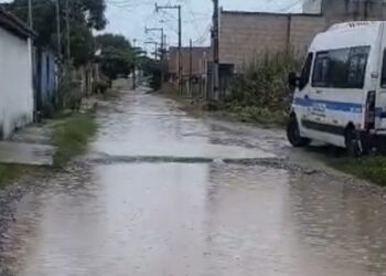 Moradores denunciam lama, lixo e abandono em rua de loteamento