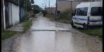 Moradores denunciam lama, lixo e abandono em rua de loteamento