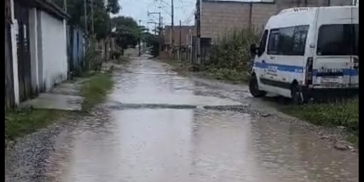 Moradores denunciam lama, lixo e abandono em rua de loteamento