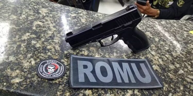 Homem é detido após ameaçar banhistas com arma falsa em Cabo Frio
