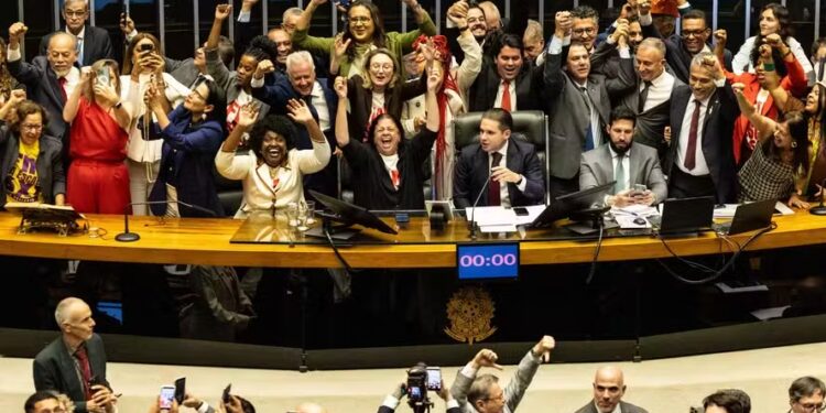 Fim da escala 6×1 é aprovado na Câmara e avança para o Senado