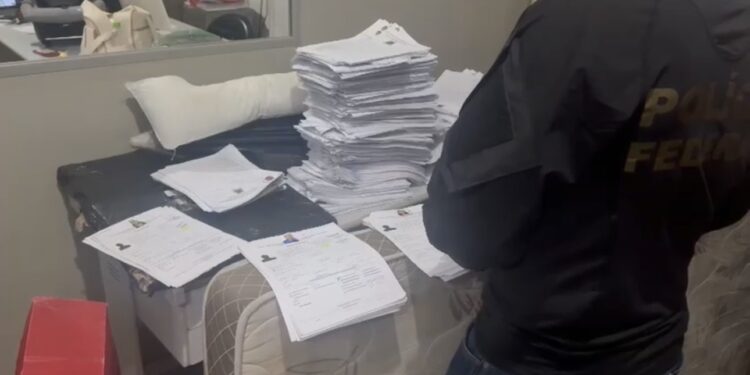 PF faz operação contra suspeita de fraude em diplomas para vigilantes