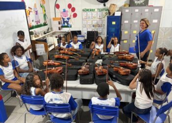 Entre violinos e partituras, projeto muda a realidade de alunos da rede municipal
