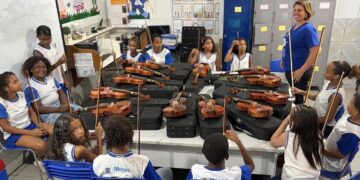 Entre violinos e partituras, projeto muda a realidade de alunos da rede municipal