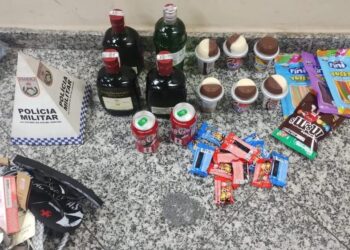 Duas mulheres são flagradas furtando whisky e gin em supermercado