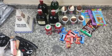 Duas mulheres são flagradas furtando whisky e gin em supermercado