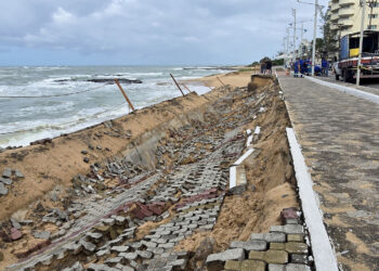 Prefeitura inicia ação emergencial após ressaca destruir parte do calçadão da Praia Campista