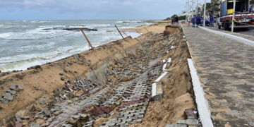 Prefeitura inicia ação emergencial após ressaca destruir parte do calçadão da Praia Campista