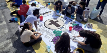 Corpus Christi reúne centenas de fiéis e emociona com tapetes de sal e procissão