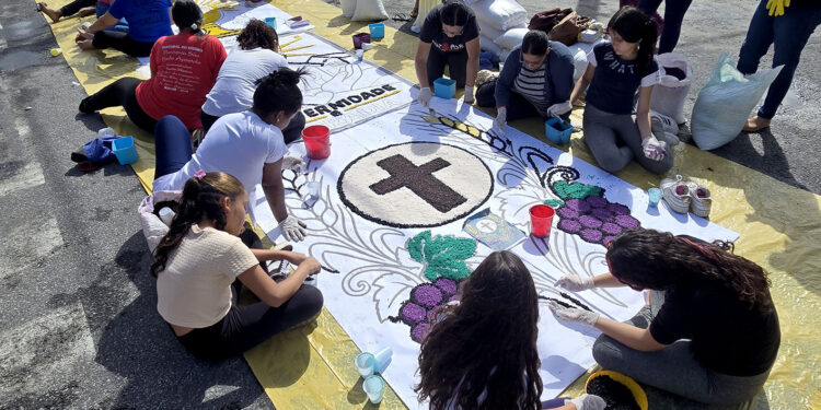 Corpus Christi reúne centenas de fiéis e emociona com tapetes de sal e procissão