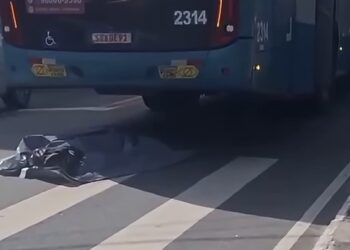 Mulher morre após atropelamento envolvendo ônibus próximo