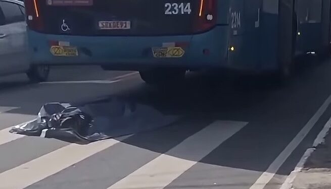 Mulher morre após atropelamento envolvendo ônibus próximo