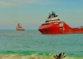 Navio segue encalhado na Praia Campista em Macaé