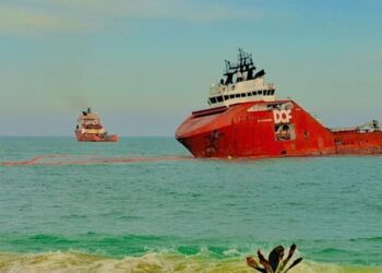 Navio segue encalhado na Praia Campista em Macaé
