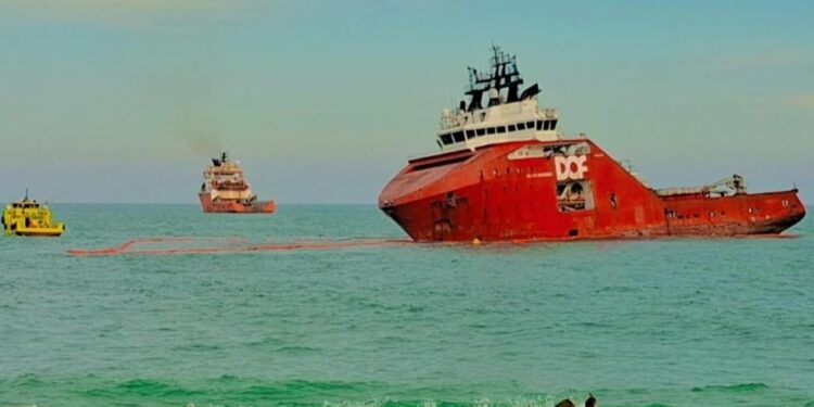 Navio segue encalhado na Praia Campista em Macaé
