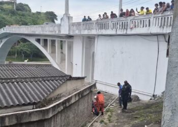 Suspeita de furto se joga de ponte ao tentar fugir da polícia e acaba presa