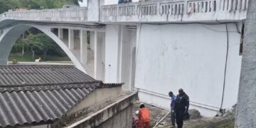 Suspeita de furto se joga de ponte ao tentar fugir da polícia e acaba presa