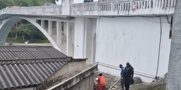 Suspeita de furto se joga de ponte ao tentar fugir da polícia e acaba presa