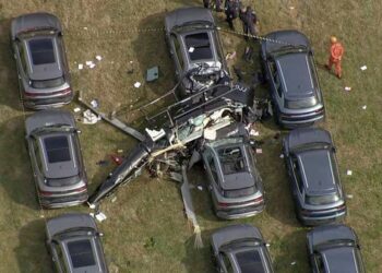 Helicópteros colidem no ar, caem em terreno e deixam cinco mortos
