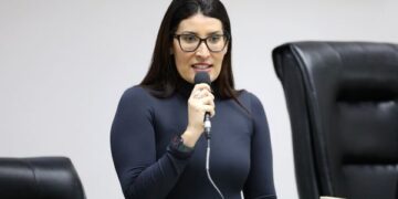 Vereadores de Macaé cobram mais transparência da Petrobras e DOF sobre embarcação encalhada