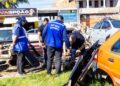 Ferro-velho irregular é interditado por agentes do Detran em Cabo Frio