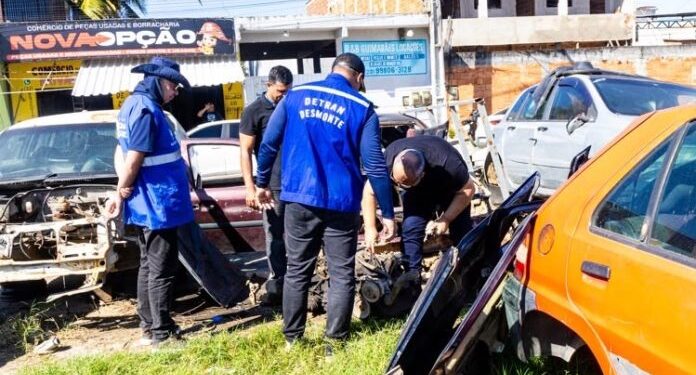 Ferro-velho irregular é interditado por agentes do Detran em Cabo Frio