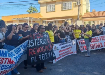 Professores da rede municipal paralisam atividades e protestam em frente a Prefeitura de Campos