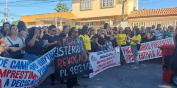Professores da rede municipal paralisam atividades e protestam em frente a Prefeitura de Campos