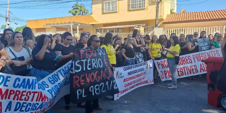 Professores da rede municipal paralisam atividades e protestam em frente a Prefeitura de Campos