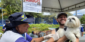 Vacinação antirrábica percorre bairros com atendimento gratuito para cães e gatos
