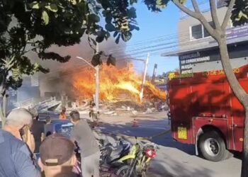 Incêndio atinge almoxarifado da Saúde e mobiliza bombeiros em Rio das Ostras