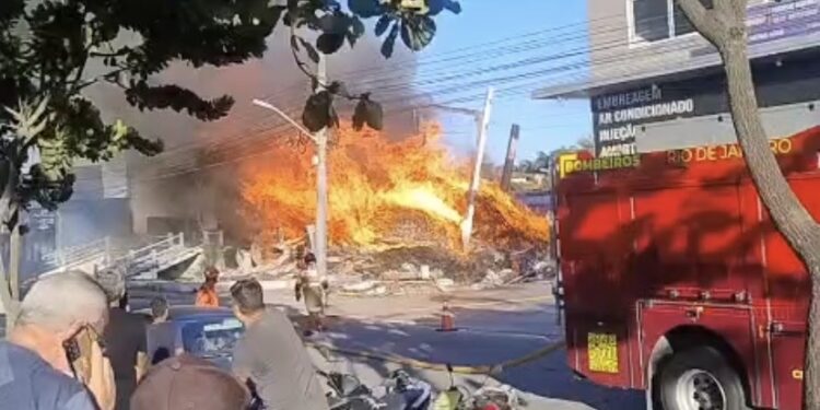 Incêndio atinge almoxarifado da Saúde e mobiliza bombeiros em Rio das Ostras