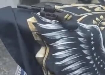 Polícia recupera arma, moto e bens roubados após assalto violento; criminosos estão foragidos