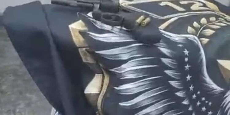 Polícia recupera arma, moto e bens roubados após assalto violento; criminosos estão foragidos