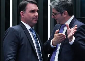 Flávio Bolsonaro anuncia Carlos Portinho como candidato ao Senado pelo Rio