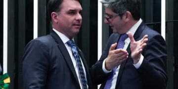 Flávio Bolsonaro anuncia Carlos Portinho como candidato ao Senado pelo Rio