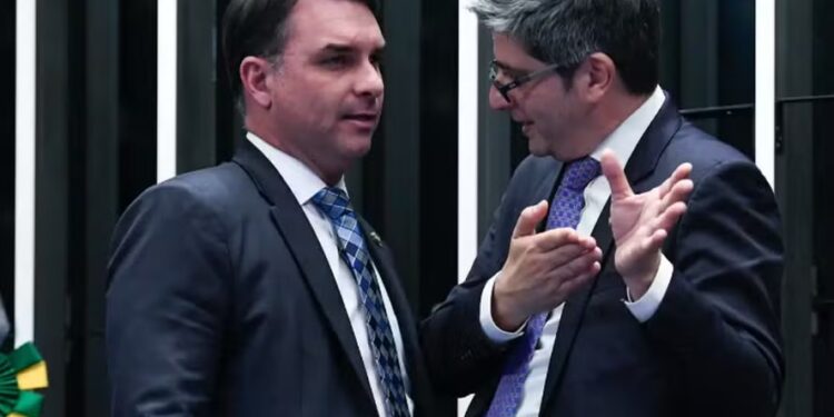 Flávio Bolsonaro anuncia Carlos Portinho como candidato ao Senado pelo Rio