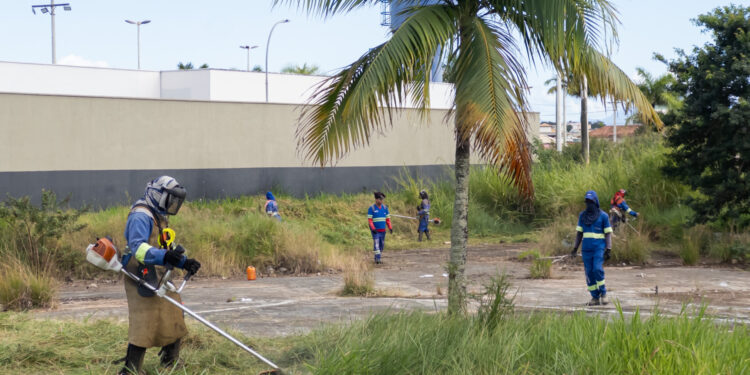 Parque da Cidade recebe mutirão de limpeza e cercamento em Macaé