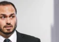 MPRJ move ação contra ex-assessores de Carlos Bolsonaro e cobra devolução de R$ 1,9 milhão