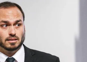MPRJ move ação contra ex-assessores de Carlos Bolsonaro e cobra devolução de R$ 1,9 milhão