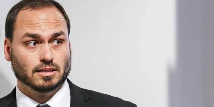 MPRJ move ação contra ex-assessores de Carlos Bolsonaro e cobra devolução de R$ 1,9 milhão