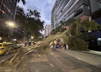 Temporal com ventos de 105 km/h deixa dois mortos e provoca caos no Rio de Janeiro