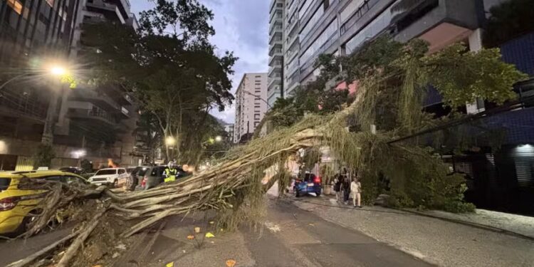 Temporal com ventos de 105 km/h deixa dois mortos e provoca caos no Rio de Janeiro