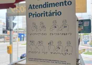 Em um pequeno cartaz, uma lição de inclusão em uma farmácia de Macaé