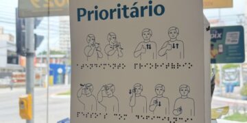 Em um pequeno cartaz, uma lição de inclusão em uma farmácia de Macaé