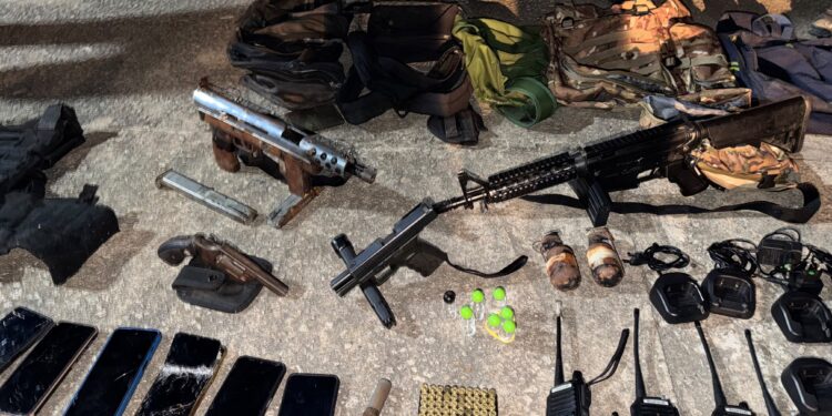 Cerco do 32º BPM termina com sete detidos, armas de guerra e granadas em Conceição de Macabu