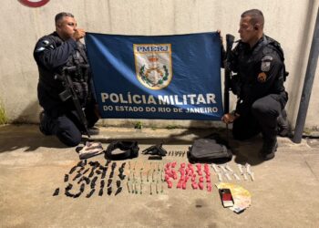 32º BPM apreende pistola, drogas e adolescente em ação contra o tráfico em Rio das Ostras