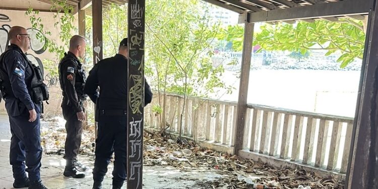 Guarda Municipal e PM ocupam antigo Hotel de Imbetiba em operação com a Procuradoria de Macaé